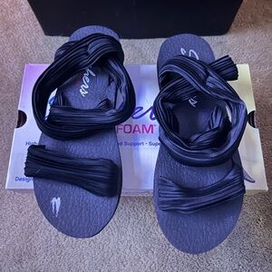 Sketchers Yoga Foam Tie Sandals